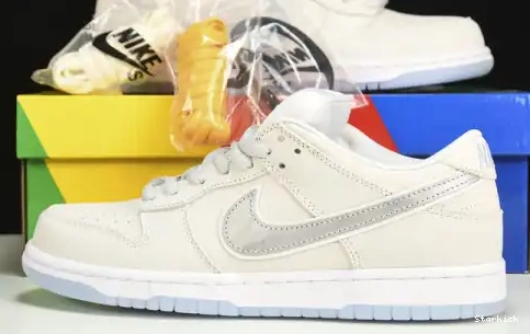 Low Family) and (Friends  Dunk FD8776-100 Nike White  Lobster SB 0704